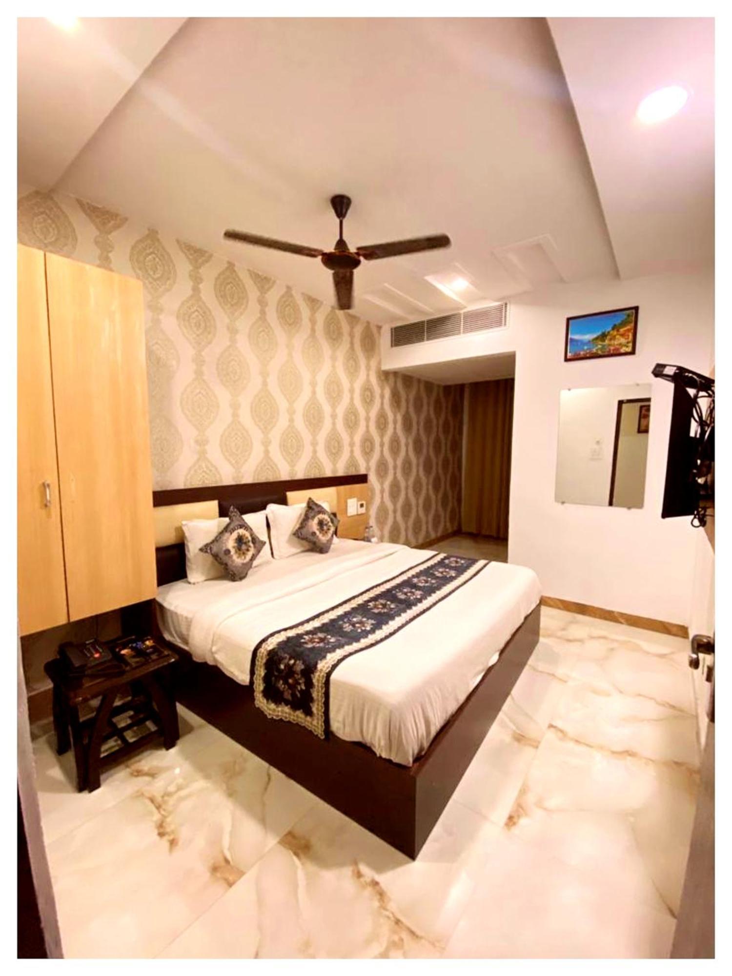 Hotel Premium Travellers # Inn Near Temple - Fully Air Conditioning Hotel - Hygiene And Spacious Room - A Top Rated Luxuary Hotel Merces Ngoại thất bức ảnh