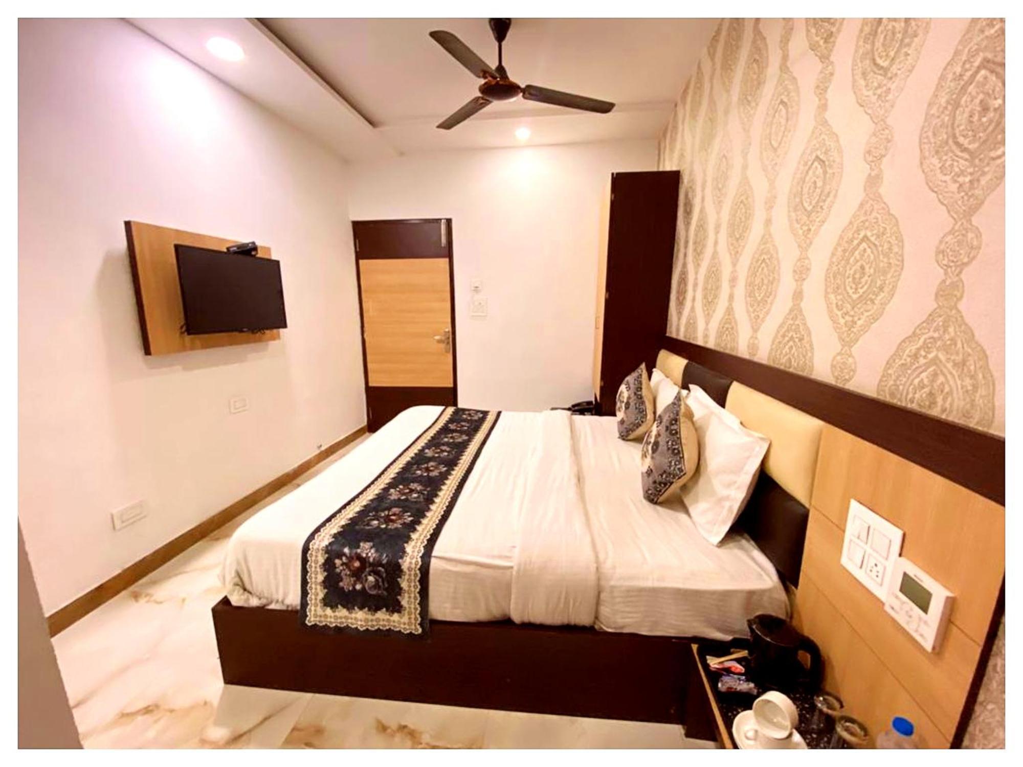 Hotel Premium Travellers # Inn Near Temple - Fully Air Conditioning Hotel - Hygiene And Spacious Room - A Top Rated Luxuary Hotel Merces Ngoại thất bức ảnh